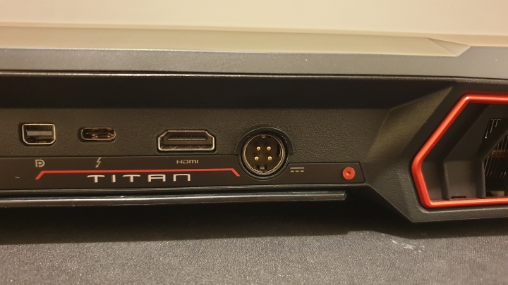 剛購入的GT75 9SF電源孔很鬆(補圖