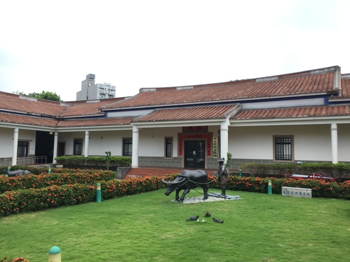 騎 單 車 ( 船 ) 遊 愛 河 、 嚐 美 食