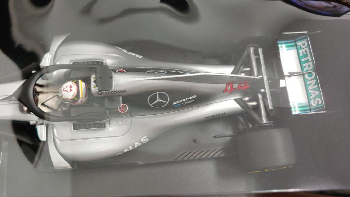 [開箱]MINICHAMPS 1/18 MERCEDES  W09   L.HAMILTON
