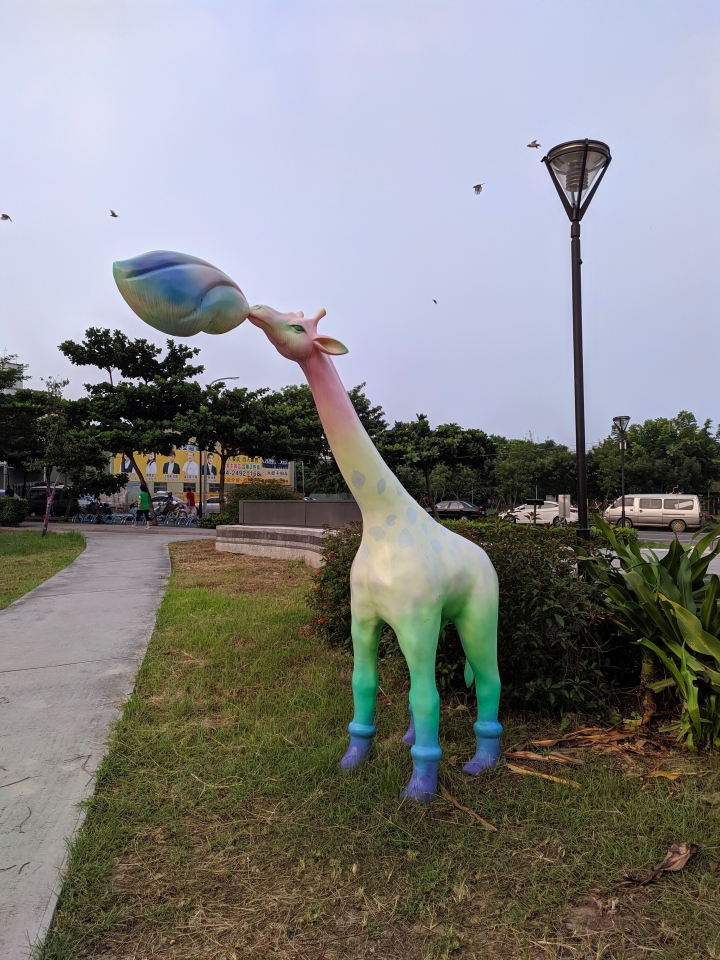 瀟灑的提起背包，Eric的機車探旅。