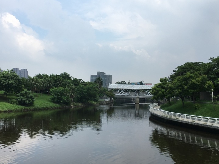 騎 單 車 ( 船 ) 遊 愛 河 、 嚐 美 食