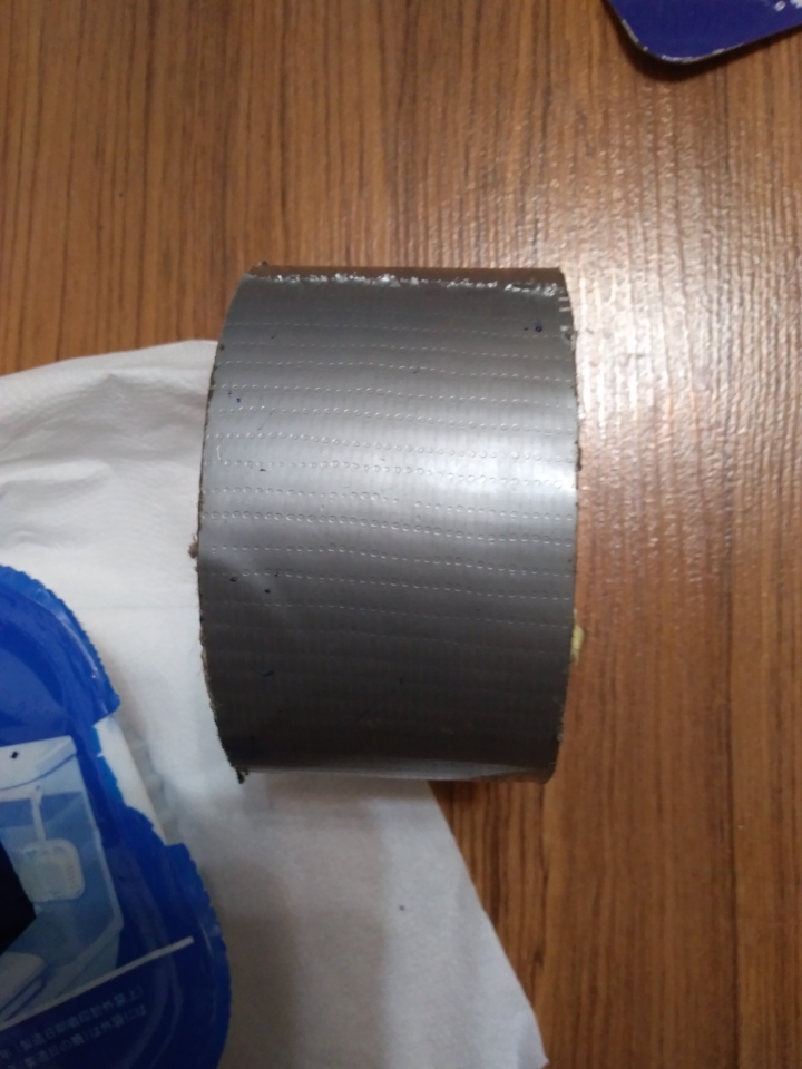 在馬桶 上 自動DIY清潔器 最後噴出的是藍藍稠稠的液體!!