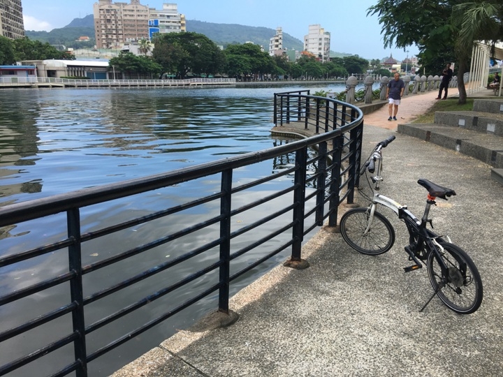 騎 單 車 ( 船 ) 遊 愛 河 、 嚐 美 食