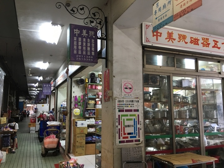 騎 單 車 ( 船 ) 遊 愛 河 、 嚐 美 食