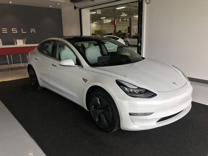 Tesla Model 3 開箱