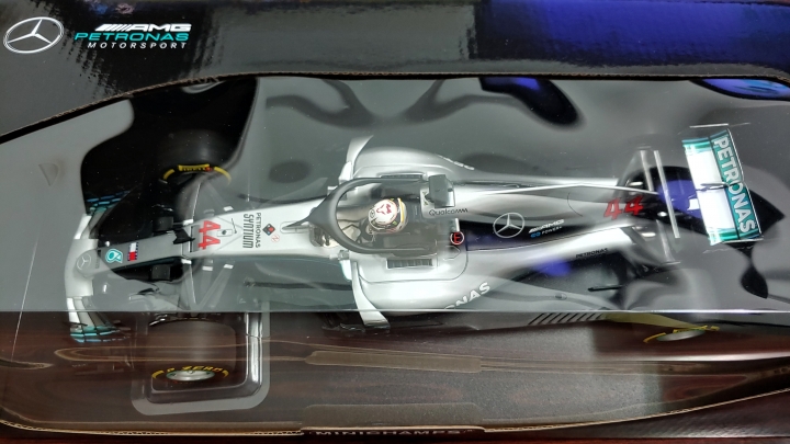 [開箱]MINICHAMPS 1/18 MERCEDES  W09   L.HAMILTON