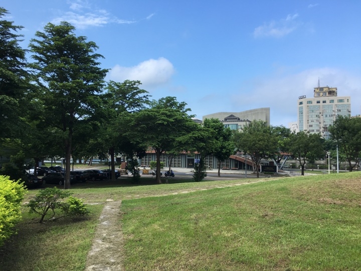 騎 單 車 ( 船 ) 遊 愛 河 、 嚐 美 食
