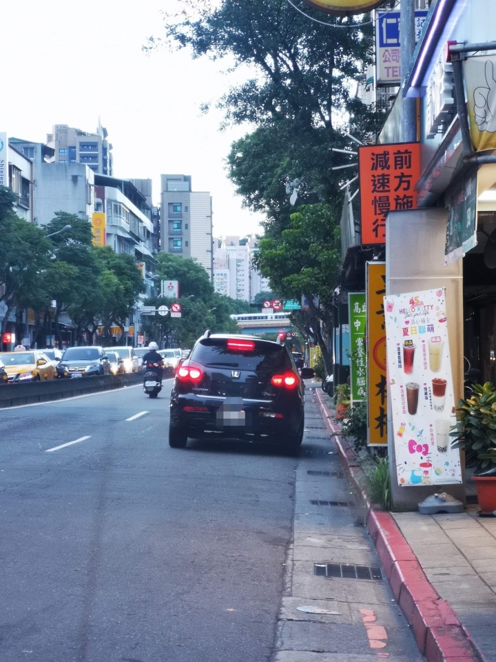 紅線無法臨停，但是黃線路邊暫停也拜託緊靠路邊