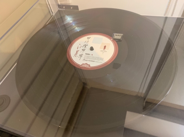 點我看大圖 《開箱》當台語經典遇上現代串流- NAD C556 唱盤+ NAD C368 BluOS 串流綜擴+Opera Prima書架喇叭