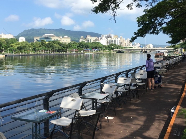 騎 單 車 ( 船 ) 遊 愛 河 、 嚐 美 食