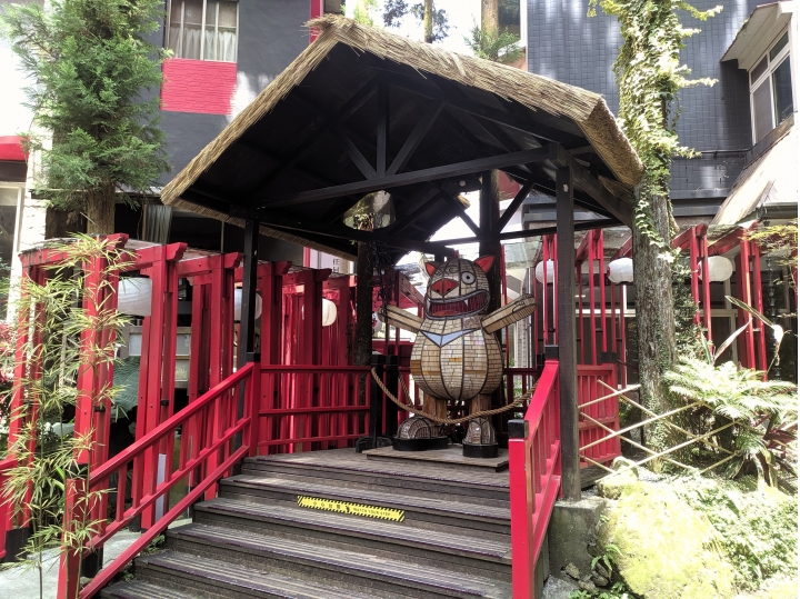 瀟灑的提起背包，Eric的機車探旅。