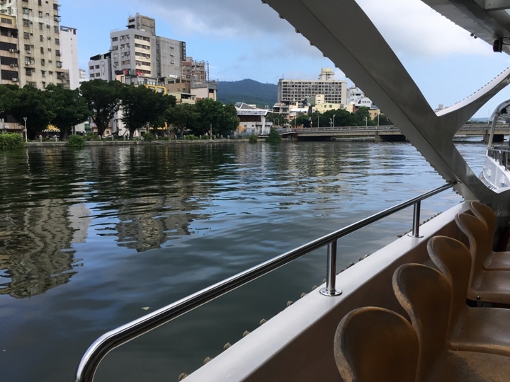 騎 單 車 ( 船 ) 遊 愛 河 、 嚐 美 食