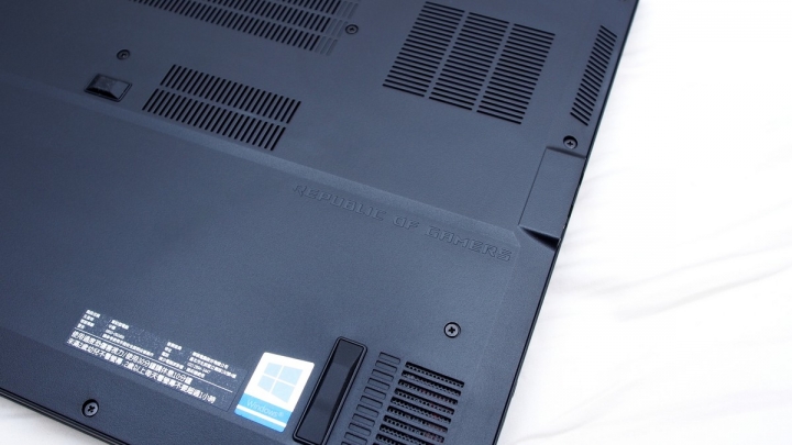 低調碳黑質感 ASUS ROG Zephyrus M 西風之神 GU502