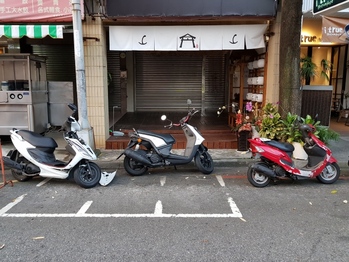 [請協助提供行車紀錄器或攝影機錄影]台中治安怎麼了!!??機車停在機車格內遭破壞