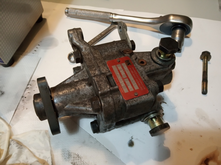 [老爺車整新] E36 動力方向機幫浦漏油整新記