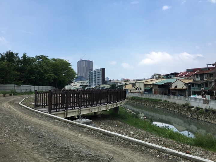 騎 單 車 ( 船 ) 遊 愛 河 、 嚐 美 食