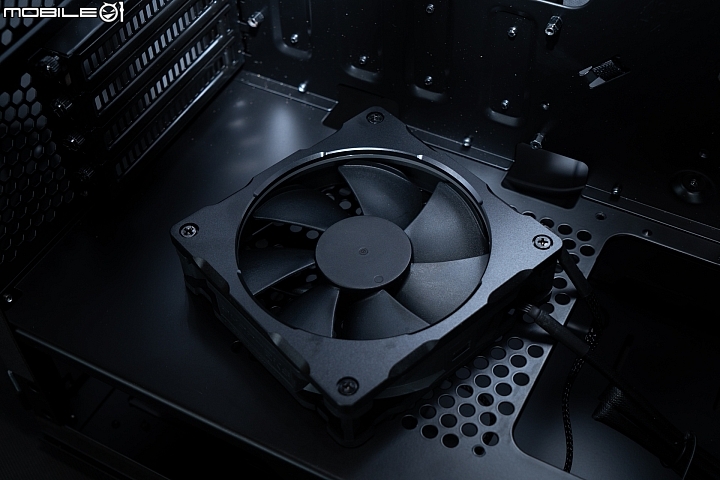 點我看大圖 穠纖合度的Evolv (? Phanteks Enthoo Evolv MATX