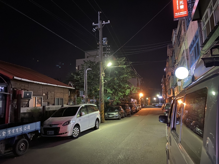 iPhone 11  128GB  為何都有照片中有一點一點的不明物體出現， 這要這麼處理，(有朋友回答專業的問題了）