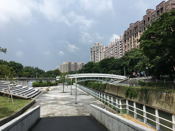 騎 單 車 ( 船 ) 遊 愛 河 、 嚐 美 食