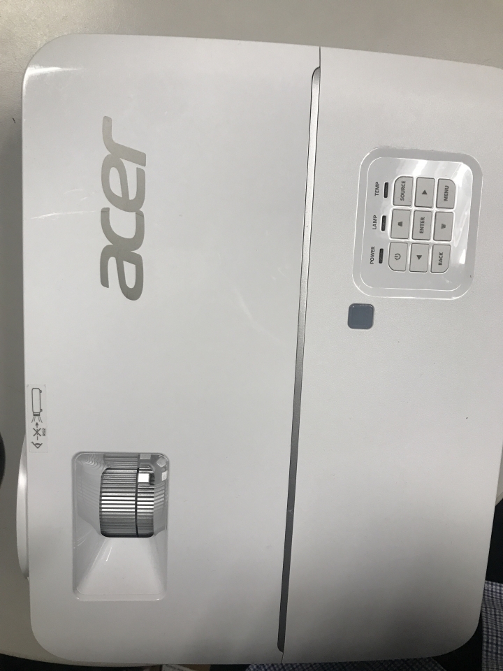 開箱  剛買熱騰騰的 Acer H6810 4K HDR投影機  CP值太爆表了吧