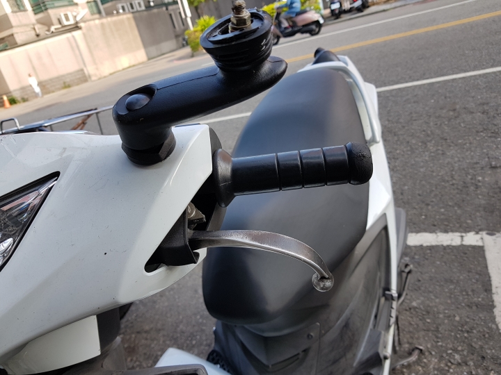 [請協助提供行車紀錄器或攝影機錄影]台中治安怎麼了!!??機車停在機車格內遭破壞