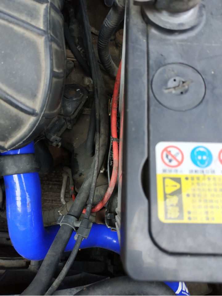 02年 ford metrostar 2.0 細的黑色管龜裂是什麽的零件