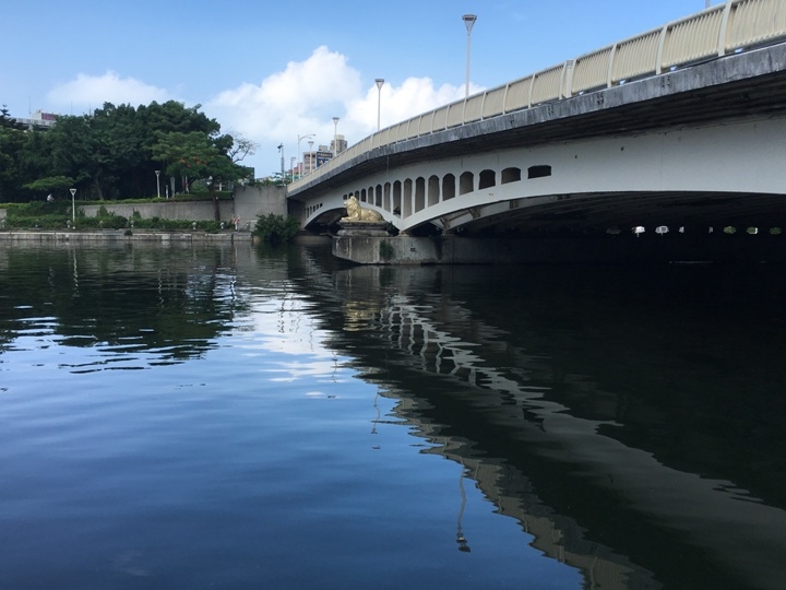 騎 單 車 ( 船 ) 遊 愛 河 、 嚐 美 食