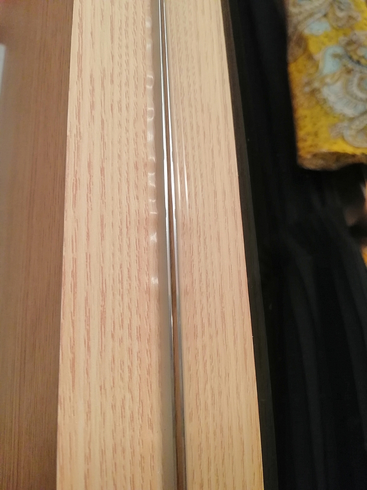 裝潢一年半，木作衣櫃貼皮不乖乖密合了，頗擾人，該如何處理？什麼原因會這樣？很擔心貼好了又再發生😓謝謝回覆！