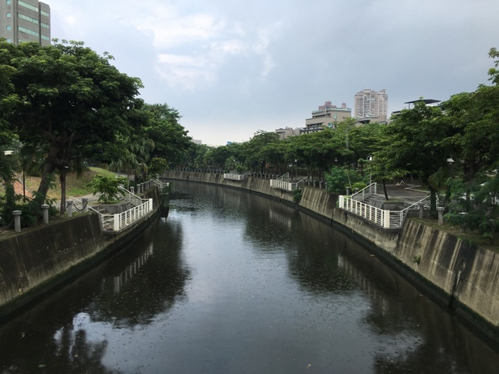 騎 單 車 ( 船 ) 遊 愛 河 、 嚐 美 食