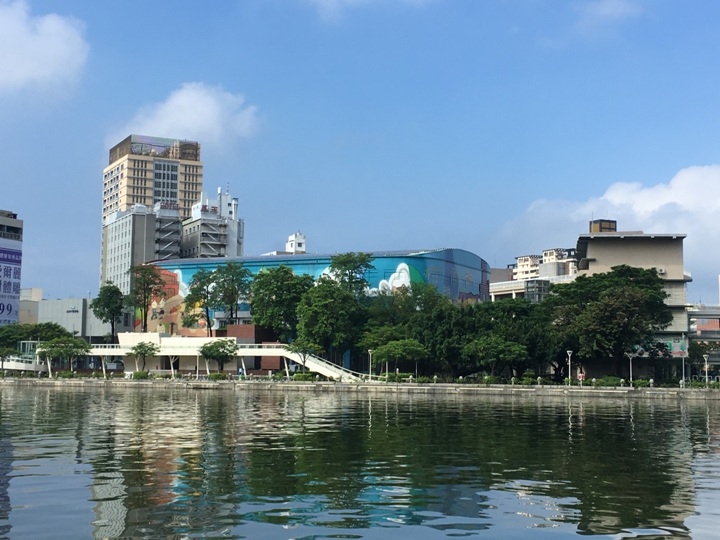 騎 單 車 ( 船 ) 遊 愛 河 、 嚐 美 食