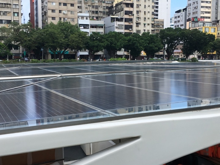 騎 單 車 ( 船 ) 遊 愛 河 、 嚐 美 食