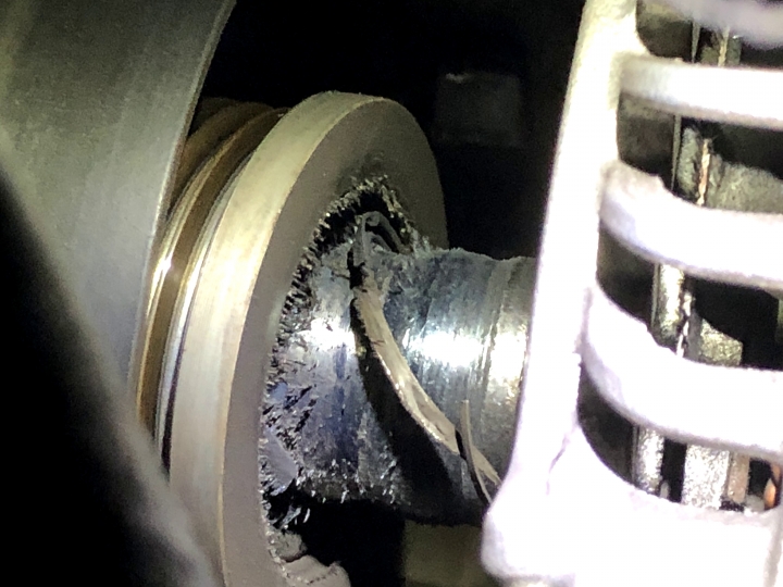 馬自達六行駛中突然發電機損壞軸心飛出脫落絞斷皮帶