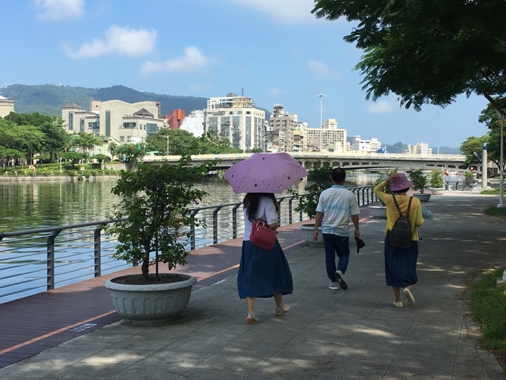騎 單 車 ( 船 ) 遊 愛 河 、 嚐 美 食