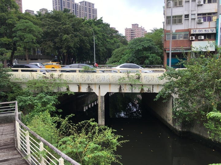 騎 單 車 ( 船 ) 遊 愛 河 、 嚐 美 食