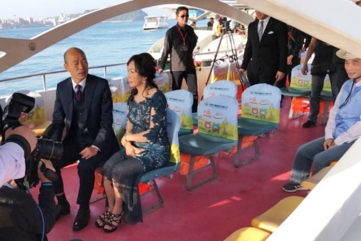 騎 單 車 ( 船 ) 遊 愛 河 、 嚐 美 食