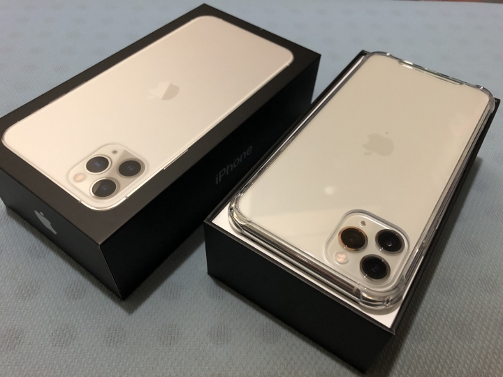 Apple iPhone 11 Pro Max 銀色 - 裝手機殼與保護貼