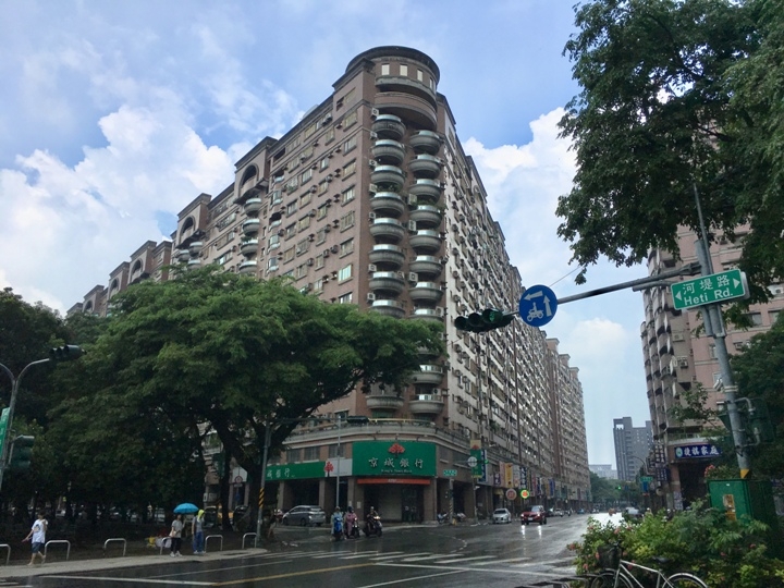 騎 單 車 ( 船 ) 遊 愛 河 、 嚐 美 食