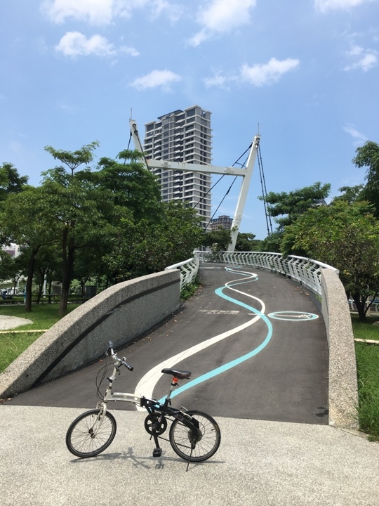 騎 單 車 ( 船 ) 遊 愛 河 、 嚐 美 食
