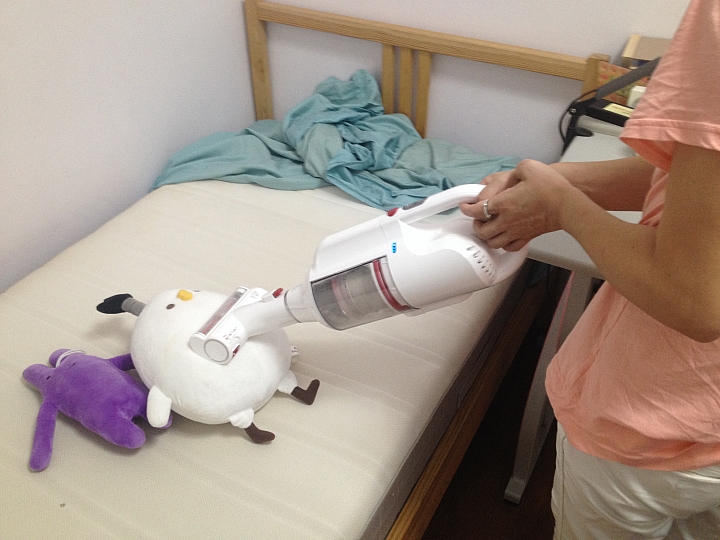 大叔家中兩大三小與《PUPPY小狗電器T10 Home無線手持吸塵器》的試用心得，左右開攻都很讚；Do Vacumming變成舉手之勞喔。