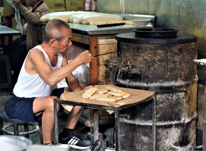〔美食新語〕艋舺 3 餅之首元祖胡椒餅說起