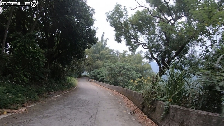 悠閒的午後，騎車去山上朝聖一下上過新聞的野外交戰地點!