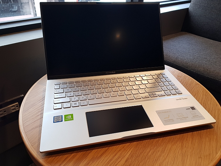 【小宅開箱】ASUS VivoBook S15 S532 上班切歌、回Line不煩惱 秘密的第二螢幕