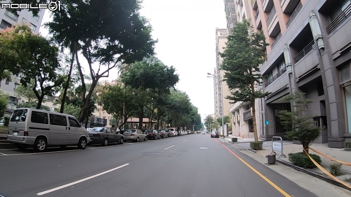 悠閒的午後，騎車去山上朝聖一下上過新聞的野外交戰地點!