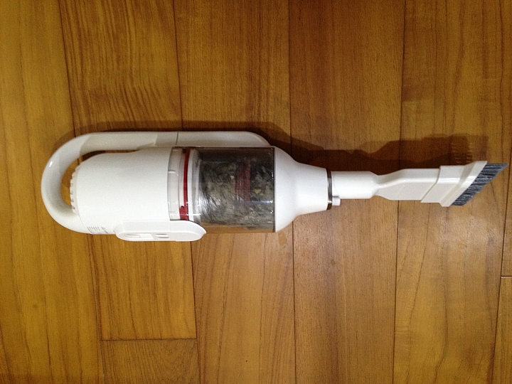 大叔家中兩大三小與《PUPPY小狗電器T10 Home無線手持吸塵器》的試用心得，左右開攻都很讚；Do Vacumming變成舉手之勞喔。