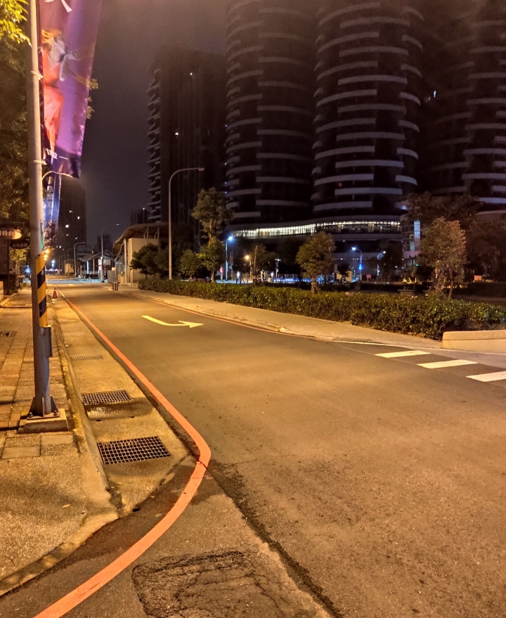 這是用剛入手的iPhone 11所拍的夜景模式真的很棒