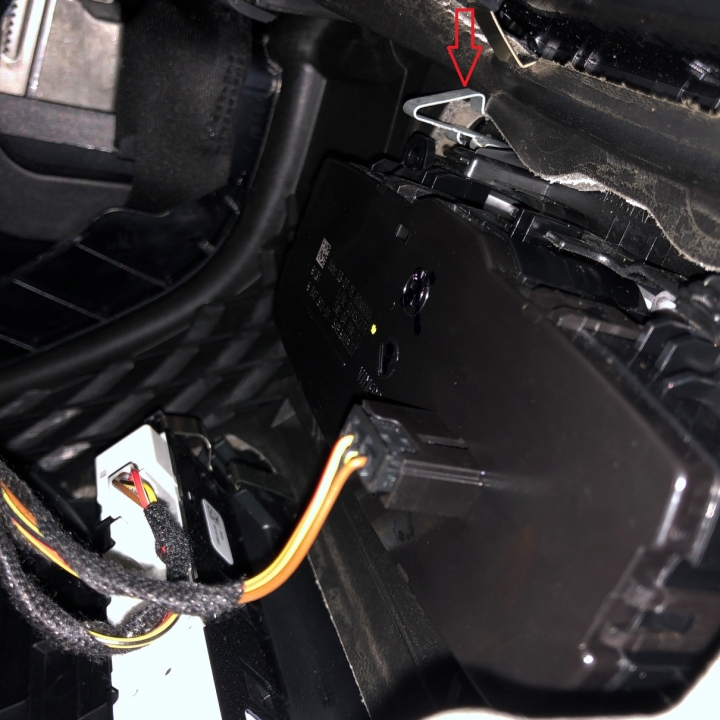 BMW 320i M Sport 加裝後車箱車內開啟按鍵 DIY