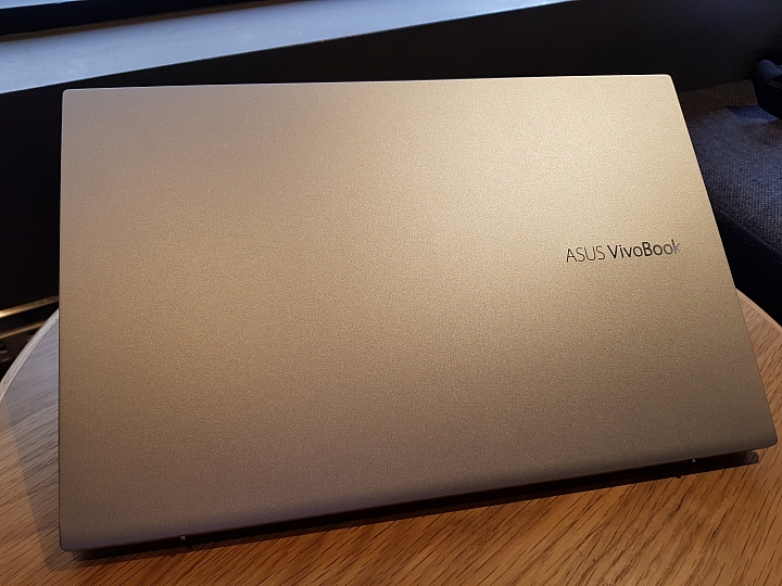 【小宅開箱】ASUS VivoBook S15 S532 上班切歌、回Line不煩惱 秘密的第二螢幕