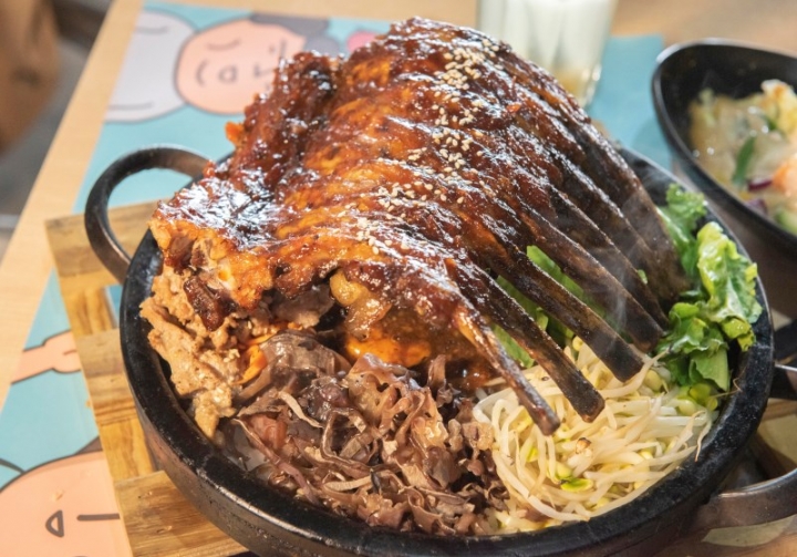 【台中│食記】「蝦爆了!」超狂創意韓料辣炒年糕鍋"24隻"蝦子躺好躺滿!