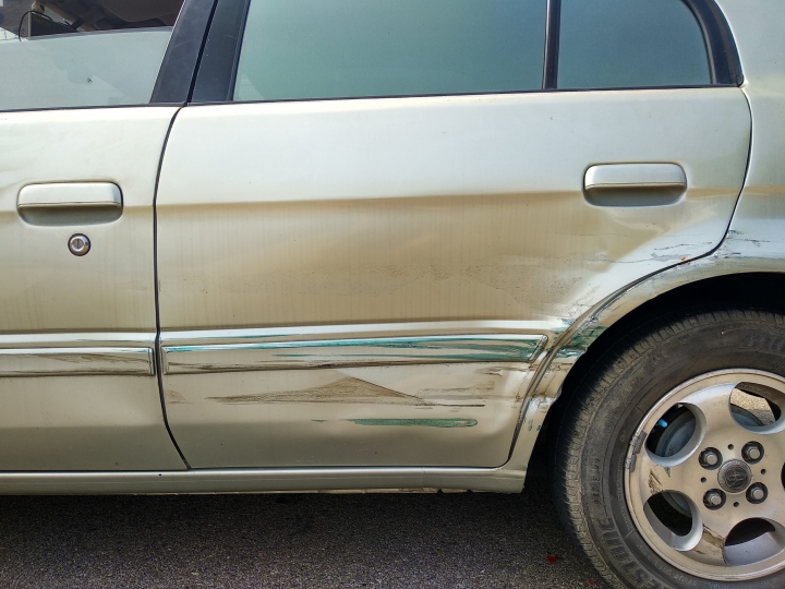 汽車擦撞板金修復