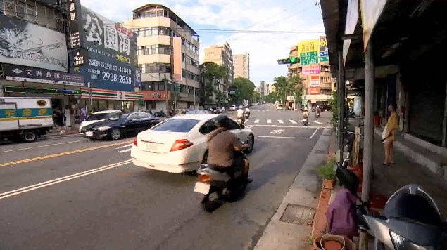 汽車準備右轉，你會怎麼開?